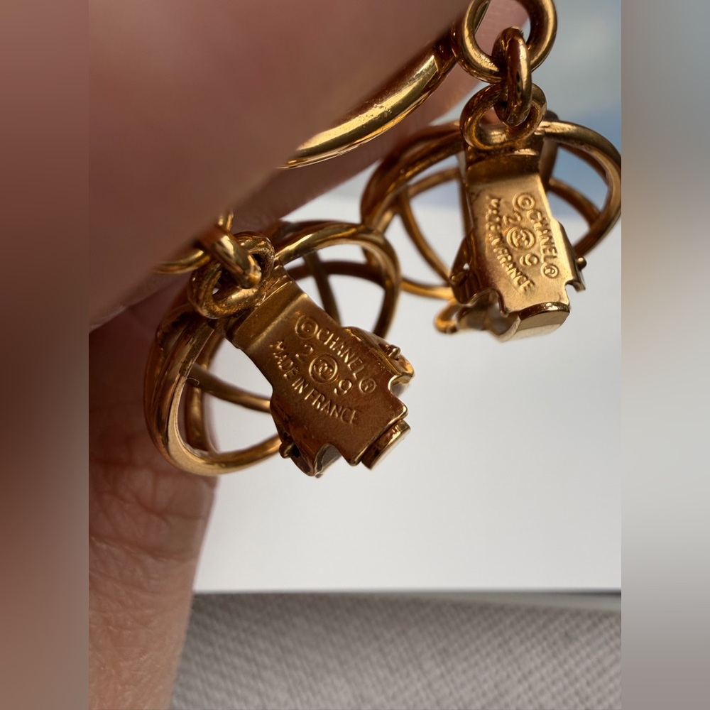 24K gold plated CHANEL vintage caged CC clip on earrings 1993, Rihanna - Picture 9 of 14